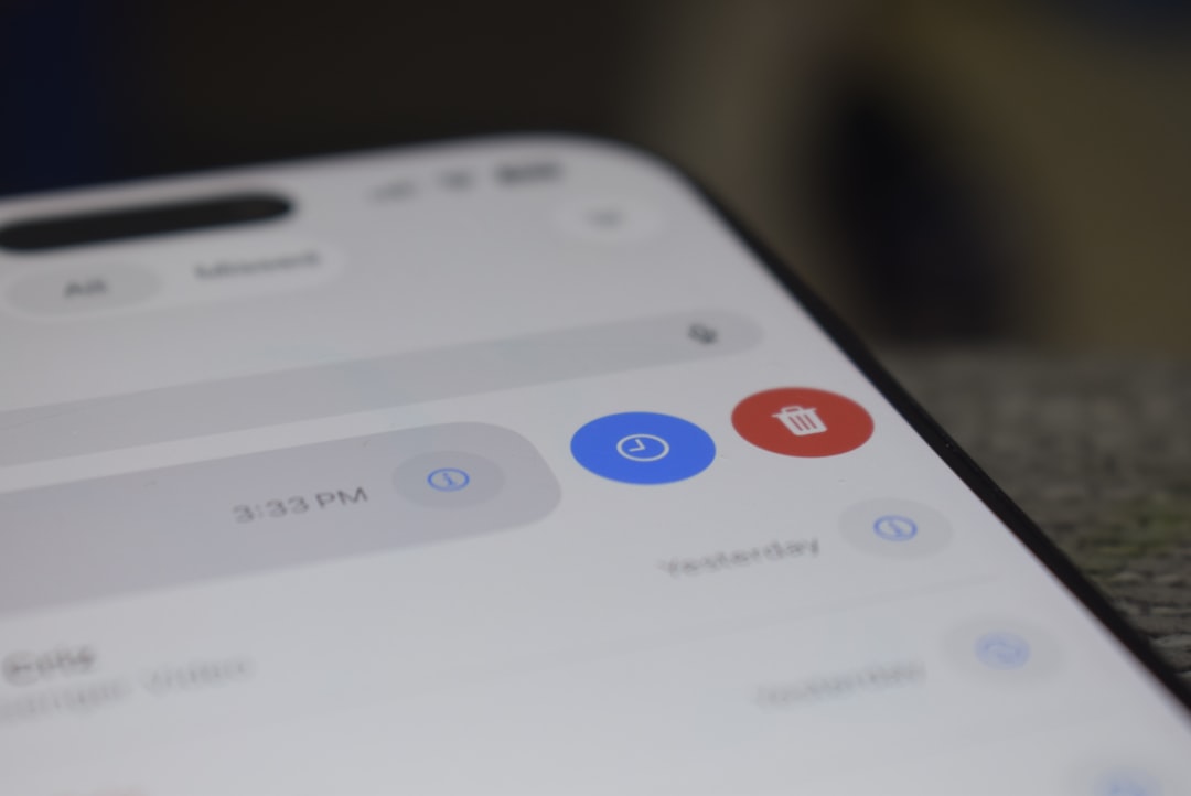 Una pantalla de teléfono inteligente mostrando una lista de notificaciones con iconos azules y rojos