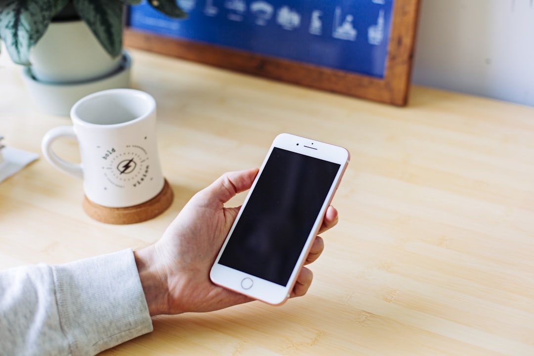 persona sosteniendo un iPhone 6 de color oro rosa