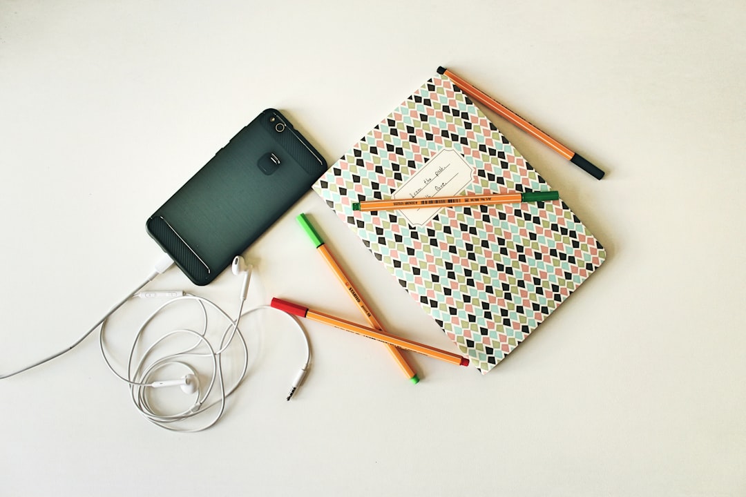 lápices sobre un cuaderno