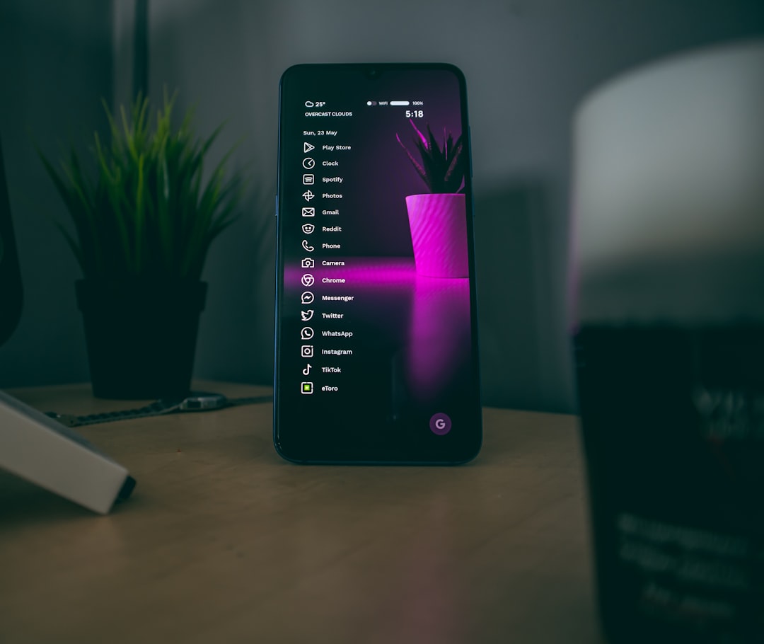 smartphone negro sobre mesa blanca