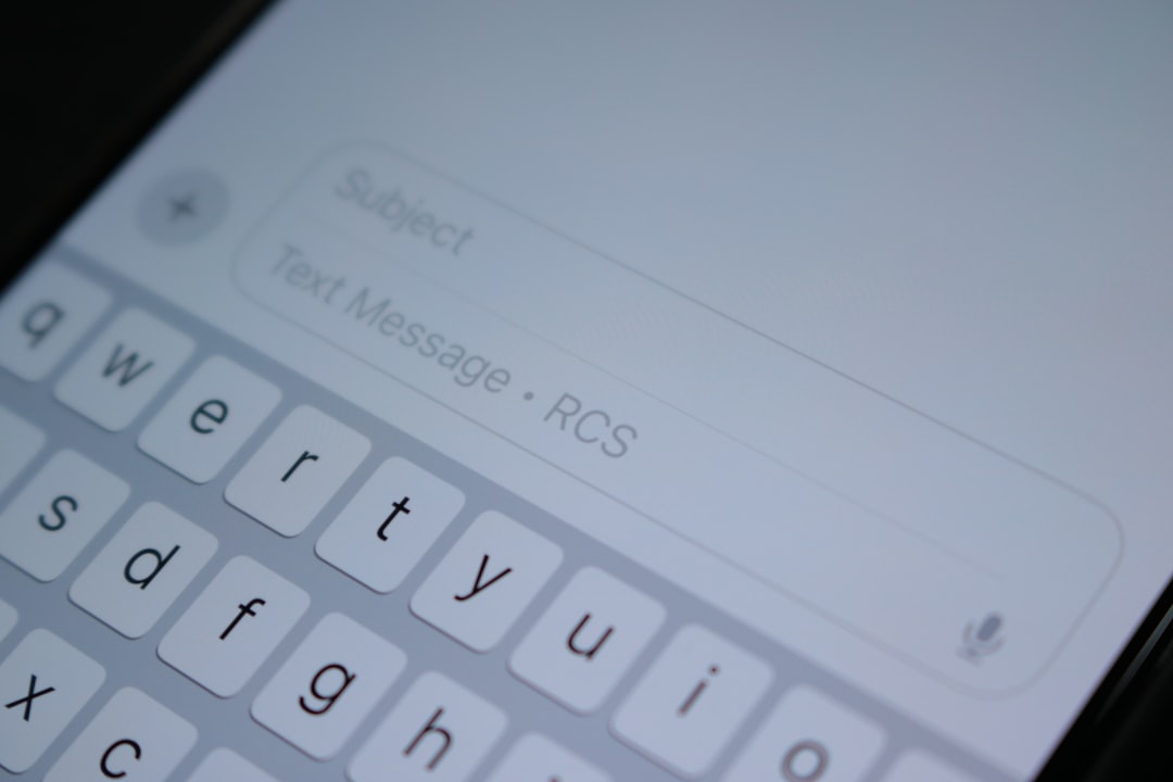 Un primer plano de un teléfono celular con un teclado
