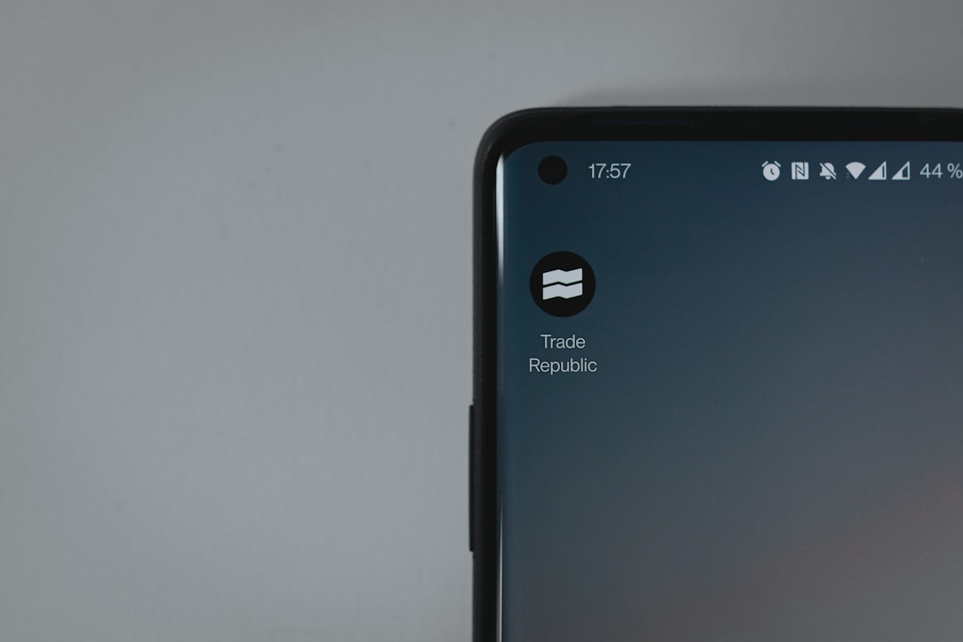 smartphone Samsung negro en una superficie blanca