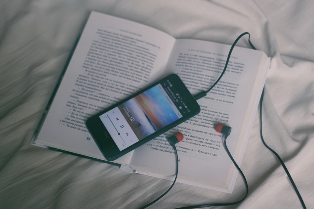 smartphone negro sobre una página de libro blanca
