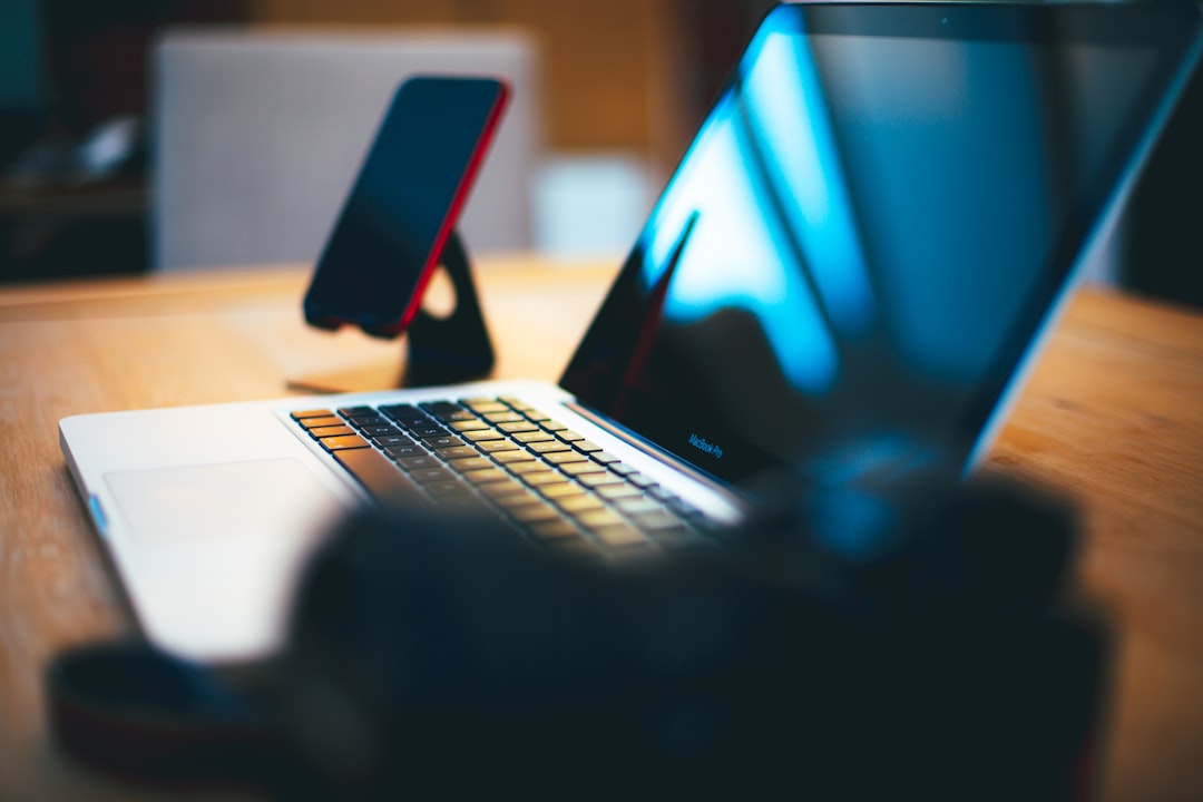 macbook pro en una mesa de madera marrón